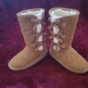 Koolaburra Victoria Tall Girls Winter Boots. Size 12. Excellent Condition.